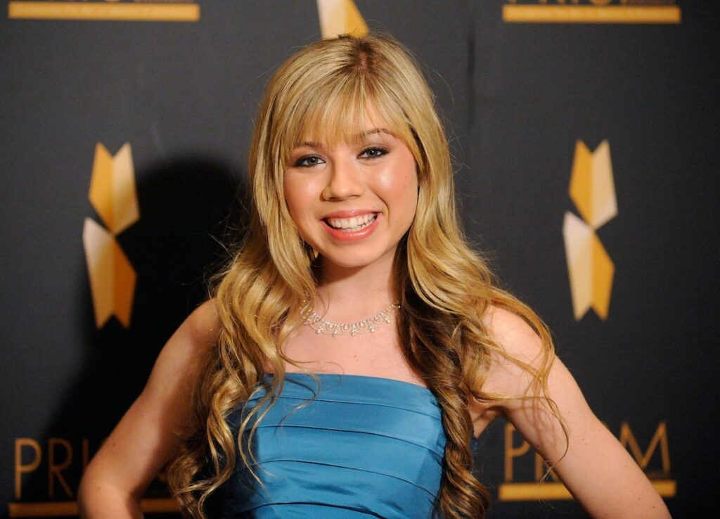 A former actress and singer-songwriter, Jennette Michelle Faye McCurdy (born June 26, 1992) is now a filmmaker, podcaster, and filmmaker. The role of Sam Puckett on the Nickelodeon sitcom iCarly (2007–2012) gave McCurdy her big break, and she went on to win four Kids' Choice Awards for it. She returned to the role for a second time in the spin-off series Sam & Cat (2013–2014), but left the network after that. Other television roles she's had include: Malcolm in the Middle (2003–2005), Zoey 101 (2005–2007), Lincoln Heights (2007), True Jackson, VP (2009–2010), and Victorious (2009–2010). (2012). Previously, McCurdy appeared in her own online series titled What's Next for Sarah? (2014), as well as the science-fiction series Between (2015–2016) before deciding to focus on writing and directing. She presented her one-woman show I'm Glad My Mom Died in theatres across Los Angeles and New York City from February to March 2020, but the COVID-19 outbreak forced her to postpone additional dates. Anna Faris revealed the news on her podcast Empty Inside in March 2021, in a conversation with the actress. Jennifer McCurdy's Childhood and Adolescence (Lifestyle, Awards) She rose to fame as Sam Puckett in the Nickelodeon series iCarly and as Cat in the film Sam & Cat. What's Next for Sarah? is a personal online series that she wrote, produced, and released in 2014. In 2009, she released the tune "So Close" as her debut single. She's worked on a slew of films, including Shadow Fury, Hollywood Homicide, Breaking Dawn, Minor Details, The Death and Return of Superman, Almost Heroes 3D, Pet, 8 Bodies, The First Lady, Little Bitches, and others. The list of television shows she's been on includes Mad TV, Malcolm in the Middle, Tiger Cruise, Big Time Rush, Swindle, Victorious, the Birthday Boys, The Eric Andre Show, and more. The Way You Love Me, Leave It All To, etc. Among her many credits as a director are The McCurdys, The Grave, Strong Independent Women, and a slew of others. There are other honours she's won, including the Kids' Choice Awards for iCarly in 2010 and the Australian Kids' Choice Awards in 2011. Continue reading this article if you want to learn more about Jennette McCurdy's height, parents, marital status, and more. "iCarly" actress Jennette McCurdy has retired from acting because she despises her profession. On her podcast, "Empty Inside," McCurdy, who portrayed Sam Puckett on the Nickelodeon sitcom that ended in 2012, talked about quitting acting. The "fish out of water" metaphor was brought up during a recent interview with "Mom" star Anna Faris, in which the pair discussed how Faris got her start in the industry as a child actor. It was a situation that McCurdy could identify to: "My mom put me in it when I was 6, and by sort of age 10 or 11 I was the main monetary support for my family." My parents didn't have a lot of money, and this was the only way out," she added. "It was very much the strain of my family not having a lot of money." After quitting acting to pursue writing and directing, McCurdy revealed that she never intended to be in this industry in the first place. She admitted that her fear of public speaking and auditions made it tough for her to begin acting. The "iCarly"/"Victorious" spin-off "Sam & Cat" co-starred Ariana Grande, but McCurdy admitted that acting forced her to put her "personal emotions on the back burner" in order to focus on the character's. It was a long path for me when my mother passed away, but I finally gave up because I felt that a lot of my mother's ideas for my life had perished. As a result of the whole ordeal, she felt "so dissatisfied by the roles that I did and felt like it was the most just cheesy, embarrassing" thing she had ever experienced. Faris inquired as to whether she would ever consider returning to acting. According to McCurdy, who wrote a one-woman show, she ended up acting in it in spite of her nervousness about the project. It's McCurdy's opinion that a one-woman show would be the best way to showcase her talents. The McCurdy Family (Mother Name, Father Name) Her birthday is June 26th, 1992. Every year on the same day, she has a party in honour of her birth. She is a well-known American singer, actress, songwriter, producer, and director. She is the daughter of a Christian household. She is the daughter of Mark McCurdy and Debra McCurdy, both of whom live in the area. Her private life is a well guarded secret. Career When Jennette McCurdy saw Harrison Ford in 'Star Wars,' she was encouraged to pursue a career in acting.' In 2000, at the age of eight, she had her acting debut in the television series 'Mad TV,' where she played Cassidy Gilford. To name a few of her roles, she played Anna Markov in the 2001 film "Shadow Fury," Mary Field in the 2002 film "My Daughter'a Tears," and Jackie Trent on the television series "CSI:Crime Scene Investigation" in the past few years. While working in Hollywood Homicide with Harrison Ford in 2003, she was cast as Amanda Simmons in the film Taylor Simmons. As of 2017, Jennette McCurdy had stepped down as an actor to focus on writing and directing her own projects. Kenny, a short film she directed in 2018, was her directing debut. 'The Grave,' 'The McCurdys and Strong Independent Women' were all written and directed by her in the following three short films. "I'm Glad My Mom Died" was a one-woman play she appeared in briefly in 2020. Her 'Empty Inside' podcast will debut in July 2020.. Jennette McCurdy claimed in a podcast in March 2021 that she might never return to acting.