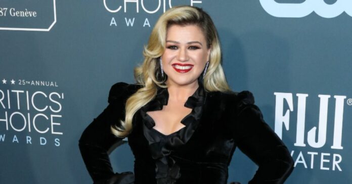 kelly clarkson quits the voice