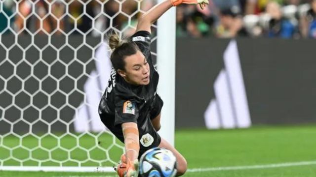 Is Mackenzie Arnold Gay