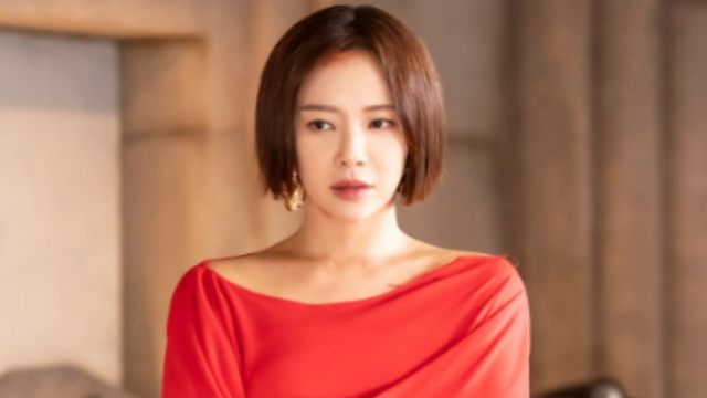 Hwang Jung Eum Lights Up the Headlines with Romance: Actress Dating Basketball Star Kim Jong-kyu